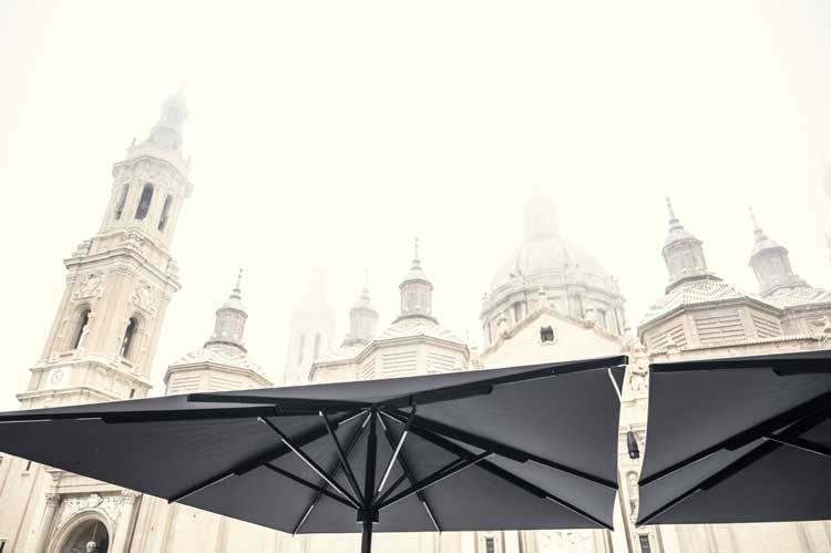 Parasoles windproof que soportan vientos fuertes 1 Zaragoza y Jaca. Toldos, parasoles, estores y lonas parasol viento fuerte zaragoza Empresa de toldos en Zaragoza y Jaca. Toldos, parasoles, estores y lonas