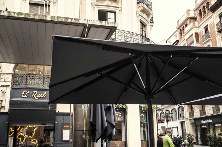 Parasoles windproof que soportan vientos fuertes 2 Zaragoza y Jaca. Toldos, parasoles, estores y lonas parasol-viento-fuerte-zaragoza-hosteleria