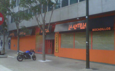 Branding exterior con toldos y lonas: guía para cadenas de franquicias