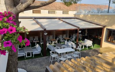 Hoteles con jardín o terraza exterior: cómo planificar la instalación de toldos y pérgolas sin cerrar el servicio